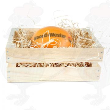 Edamer Käse in einer Holzkiste
